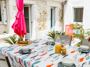 Table, Vaisselle, Propriété, Fenêtre, Plante, Vert, Orange, Assiette, Nappe De Table, Design Intérieur