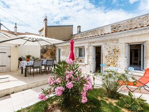 Plante, Fleur, Ciel, Nuage, Bâtiment, Fenêtre, Chaise, Quartier, Maison, Paysage