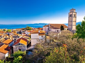 Ciel, Bâtiment, Propriété, Bleu Azur, Arbre, L'Eau, Fenêtre, Quartier, Ville, Matin