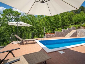 Parapluie, Propriété, Meubles, Bâtiment, Table, Piscine, Plante, Ombre, Mobilier De Jardin, Arbre