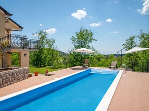 L'Eau, Ciel, Plante, Nuage, Piscine, Bâtiment, Bleu Azur, Ombre, Arbre, Mobilier De Jardin