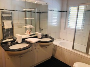 Spiegel, Zapfhahn, Armatur, Eigentum, Badewanne, Sinken, Bad Sink, Badezimmer, Fenster, Lila