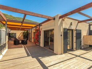 Himmel, Pflanze, Schatten, Holz, Gebäude, Fassade, Strahl, Dach, Strassenbelag, Landschaft