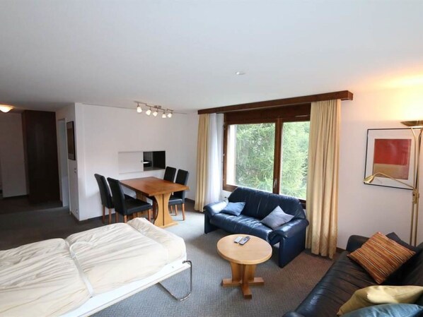 Möbel, Tabelle, Komfort, Holz, Gebäude, Lampe, Interior Design, Fussboden, Schatten, Flooring