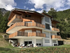 Wolke, Himmel, Gebäude, Pflanze, Fenster, Haus, Baum, Berg, Wohngebiet, Holz