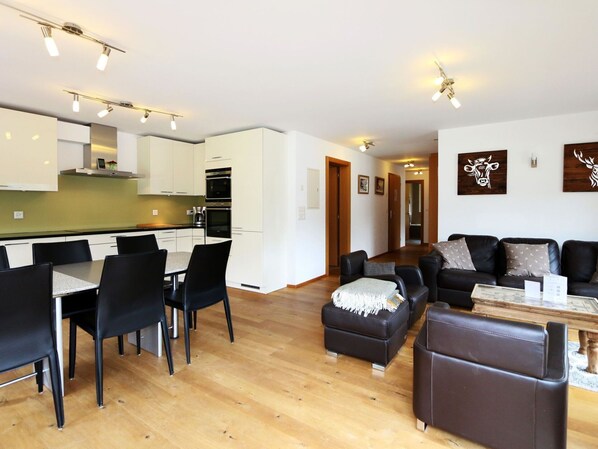 Möbel, Tabelle, Eigentum, Couch, Interior Design, Bilderrahmen, Gebäude, Holz, Stuhl, Fussboden