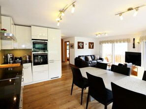 Möbel, Eigentum, Tabelle, Cabinetry, Countertop, Stuhl, Holz, Beleuchtung, Küche, Küchengerät