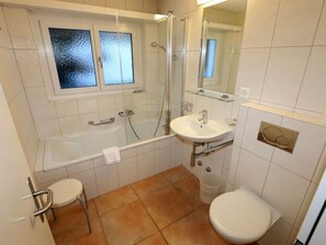 Espejo, Grifo, Lavabo, Lavabo Del Baño, Propiedad, Arreglo De Tubería, Baño, Púrpura, Diseño De Interiores, Suelo