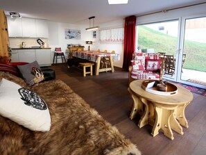 Property, Table, Furniture, Wood, Building, Lighting, Interior Design, Flooring, Architecture, Floor