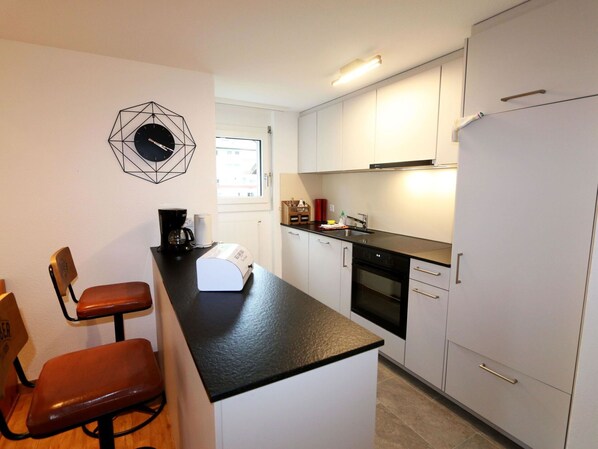Cabinetry, Meubles, Propriété, Bâtiment, Comptoir, Chaise, Cuisinière, Bois, Table, Design Intérieur