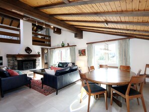 Tabelle, Möbel, Eigentum, Couch, Interior Design, Holz, Gebäude, Flooring, Zimmerpflanze, Fussboden