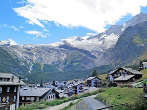 Wolke, Himmel, Berg, Gebäude, Pflanze, Natürliche Landschaft, Natur, Hochland, Haus, Schnee