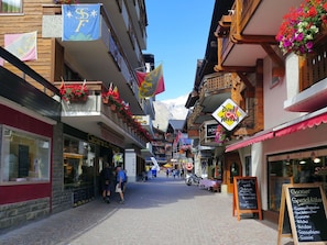Infrastruktur, Fenster, Himmel, Nachbarschaft, Öffentlicher Raum, Stadt