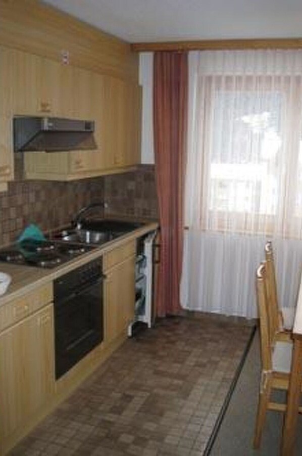 Cabinetry, Propriété, Bâtiment, Comptoir, Évier, Bois, Rideau, Cuisinière, Design Intérieur, Evier