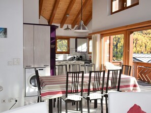 Möbel, Eigentum, Tabelle, Stuhl, Holz, Gebäude, Interior Design, Fenster, Veranda, Fussboden