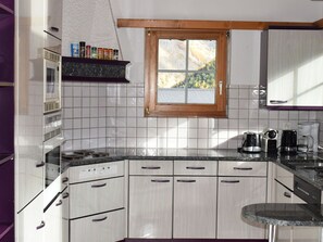Cabinetry, Gebäude, Spüle, Countertop, Eigentum, Fenster, Sinken, Herd, Küche, Holz