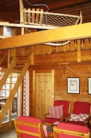 Property, Wood, Interior Design, Wood Stain, Floor, Wall, Hardwood, Varnish, Flooring, Building