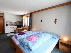 Möbel, Gebäude, Cabinetry, Komfort, Azurblau, Bettrahmen, Holz, Textil, Bett, Flooring