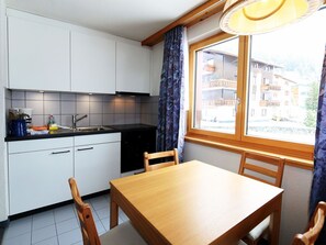 Tabelle, Möbel, Eigentum, Cabinetry, Countertop, Stuhl, Spüle, Holz, Beleuchtung, Interior Design