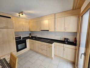Comptoir, Cabinetry, Propriété, Meubles, Évier, Cuisine, Cuisinière, Bois, Design Intérieur, Bâtiment