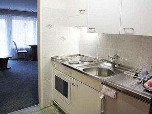 Kitchen Sink, Sink, Building, Tap, Kitchen Stove, Kitchen, Stove, Plumbing Fixture, Floor, Kitchen Appliance