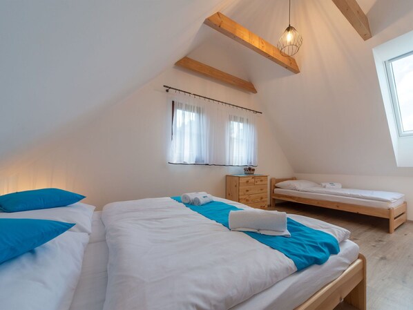 Möbel, Eigentum, Gebäude, Fenster, Komfort, Azurblau, Blau, Holz, Schatten, Kissen
