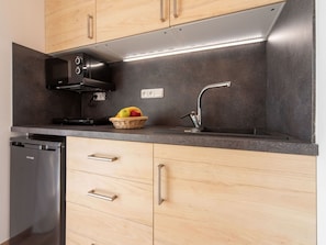 Cabinetry, Propriété, Comptoir, Appareil De Cuisine, Cuisinière, Électroménager, Cuisine, Bâtiment, Bois, Evier