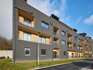 Himmel, Gebäude, Wolke, Eigentum, Fenster, Pflanze, Grundstueck, Urban Design, Baum