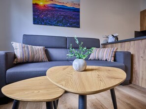 Tabelle, Möbel, Couch, Eigentum, Rechteck, Interior Design, Bilderrahmen, Studio Couch, Holz, Wohnzimmer