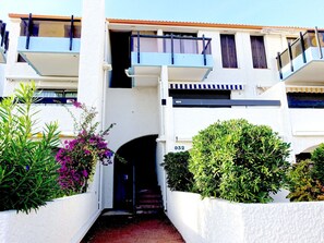 Pflanze, GebÀude, Eigentum, Weiss, Fenster, Himmel, Die Architektur, Haus, Blume, Nachbarschaft