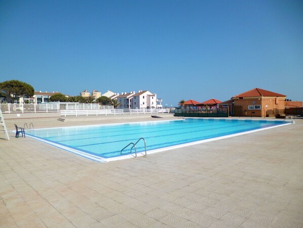 Wasser, Himmel, Gebäude, Schwimmbad, Rechteck, Gartenmöbel, Haus, Verbundwerkstoff, Freizeit, Landschaft