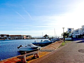 L'Eau, Nuage, Ciel, Bateau, Navire, Véhicule, Bleu Azur, Bleu, Lumière Du Soleil, Bateaux Et Nautique - Materiel Et Fournitures