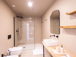 Mirror, Plumbing Fixture, Sink, Tap, Property, Bathroom Sink, Bathroom, Interior Design, Building