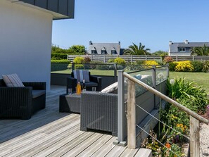 Sky, Plant, Building, Daytime, Shade, Window, Flower, Residential Area, Urban Design, Outdoor Furniture