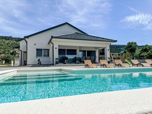 Sky, Cloud, Water, Plant, Swimming Pool, Shade, Building, Tree, House, Residential Area