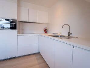 Evier, Cabinetry, Évier, Robinet, Comptoir, Cuisine, Bois, Luminaire Plomberie, Design Intérieur, Appareil De Cuisine