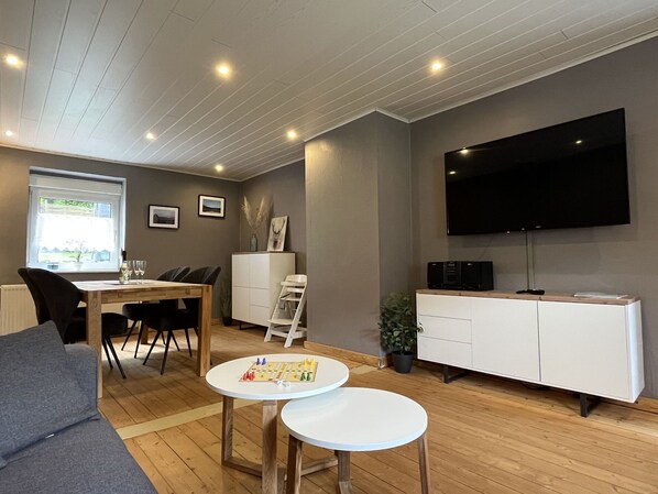 Meubles, Propriété, Table, Cabinetry, Design Intérieur, Chaise, Bois, Sol, Maison, Sol