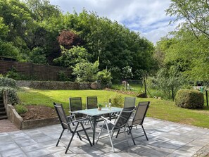 Plante, Nuage, Ciel, Meubles, Propriété, Table, Paysage Naturel, Arbre, Chaise, Mobilier De Jardin