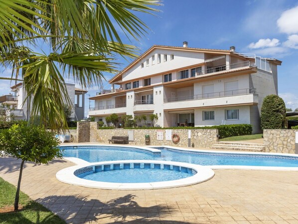 L'Eau, Ciel, Bâtiment, Plante, Propriété, Piscine, Bleu Azur, Arbre, Fenêtre, Maison
