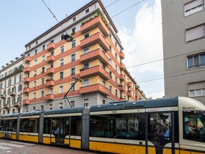 Ciel, Bâtiment, Véhicule, Fenêtre, Électricité, Mode De Transport, Nuage, Design Urbain