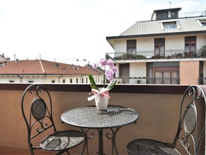 L'Eau, Ciel, Bâtiment, Plante, Propriété, Piscine, Bleu Azur, Arbre, Fenêtre, Maison