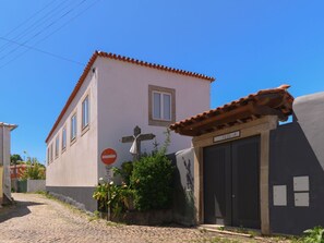 Himmel, Pflanze, Gebäude, Fenster, Grundstueck, Tür, Nachbarschaft, Ländliches Gebiet, Haus, Grundeigentum