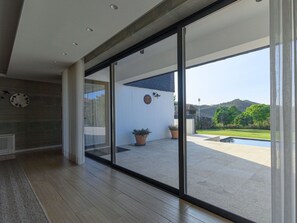 Wasser, Himmel, Gebäude, Pflanze, Eigentum, Schwimmbad, Azurblau, Baum, Fenster, Haus