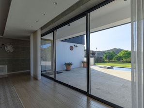 Wasser, Himmel, Gebäude, Pflanze, Eigentum, Schwimmbad, Azurblau, Baum, Fenster, Haus