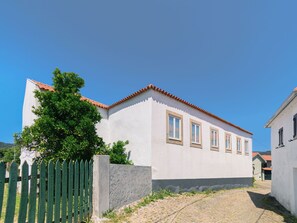 Himmel, Pflanze, Eigentum, Gebäude, Fenster, Haus, Grundstueck, Zaun, Baum
