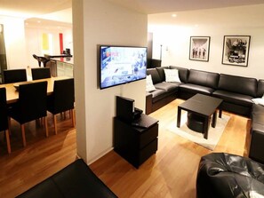 Möbel, Eigentum, Couch, Fernsehen, Komfort, Wohnzimmer, Fernsehgerät, Fussboden, Tabelle, Flooring