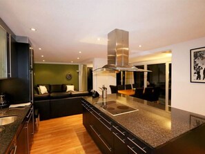 Cabinetry, Eigentum, Countertop, Beleuchtung, Holz, Interior Design, Flooring, Küche, Fussboden, Zapfhahn