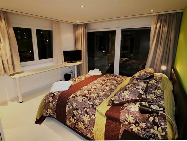 Möbel, Eigentum, Komfort, Holz, Interior Design, Fernsehen, Vorhang, Flooring, Bettrahmen, Fussboden