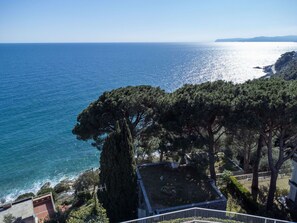Blue, Water, Body Of Water, Coast, Sea, Coastal And Oceanic Landforms, Horizon, Waterway, Ocean, Shore