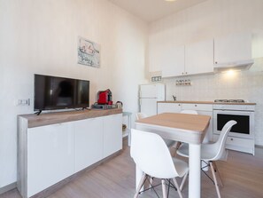Meubles, Cabinetry, Bâtiment, Bois, Sol, Sol, Cuisine, Table, Chaise, Immobilier